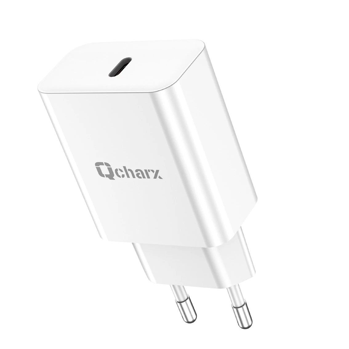 Un enchufe de carga USB-C blanco con el logo 'Qchary' sobre fondo blanco.