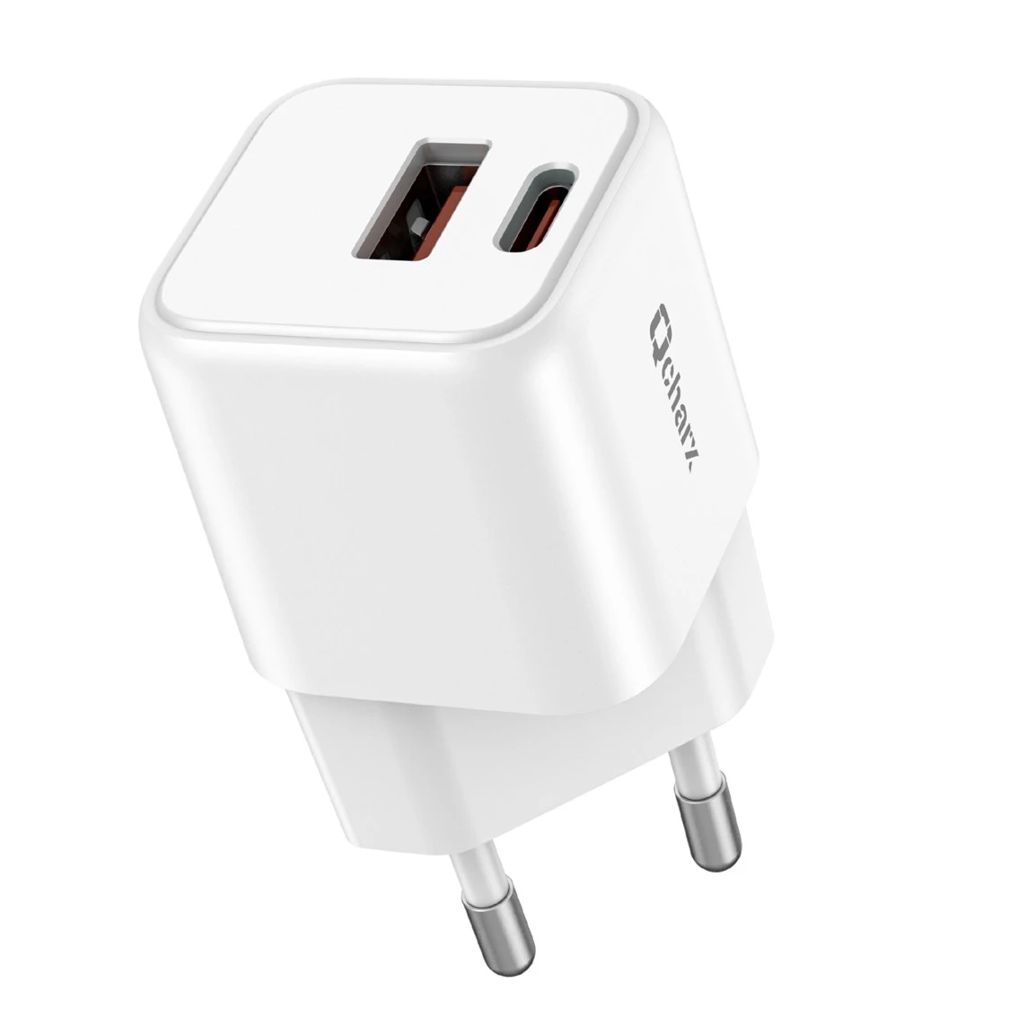 Un adaptador de carga blanco con dos puertos USB y clavijas metálicas plateadas.