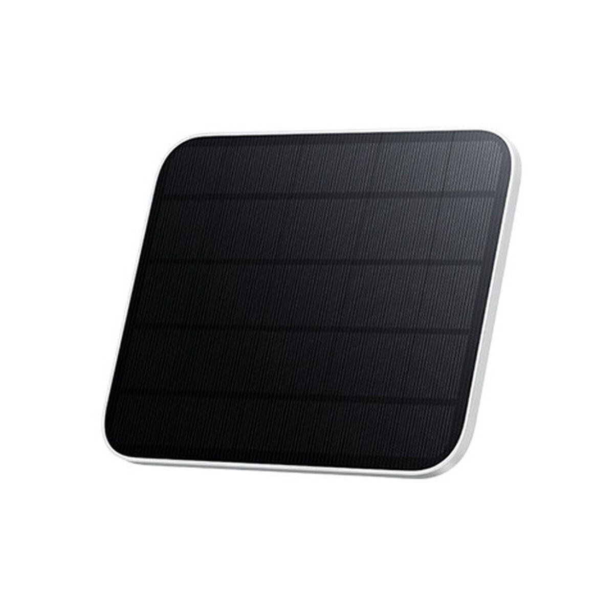 Un panel solar negro con borde blanco sobre fondo blanco.