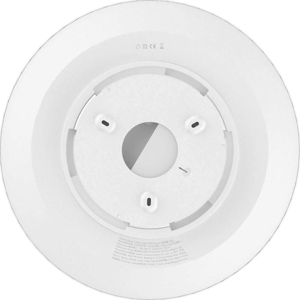Parte inferior de una lámpara de techo blanca con detalles técnicos y marca CE.