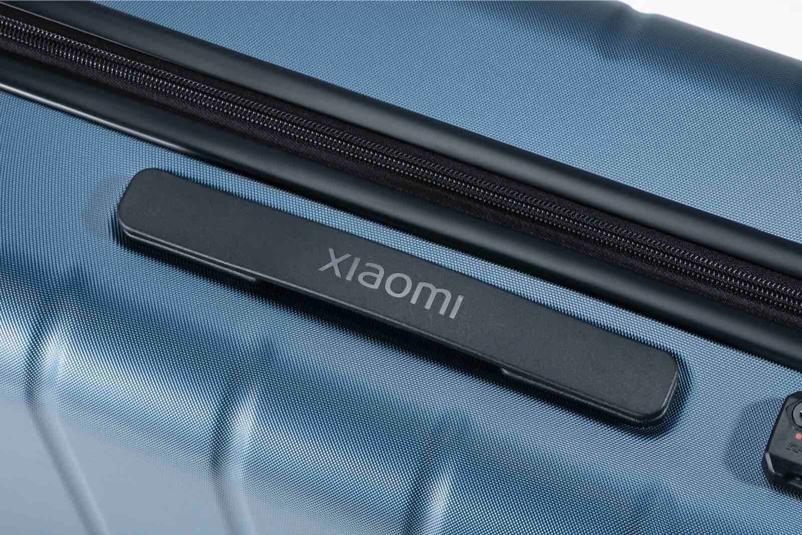 Maleta azul con logo de Xiaomi y detalle de cremallera.