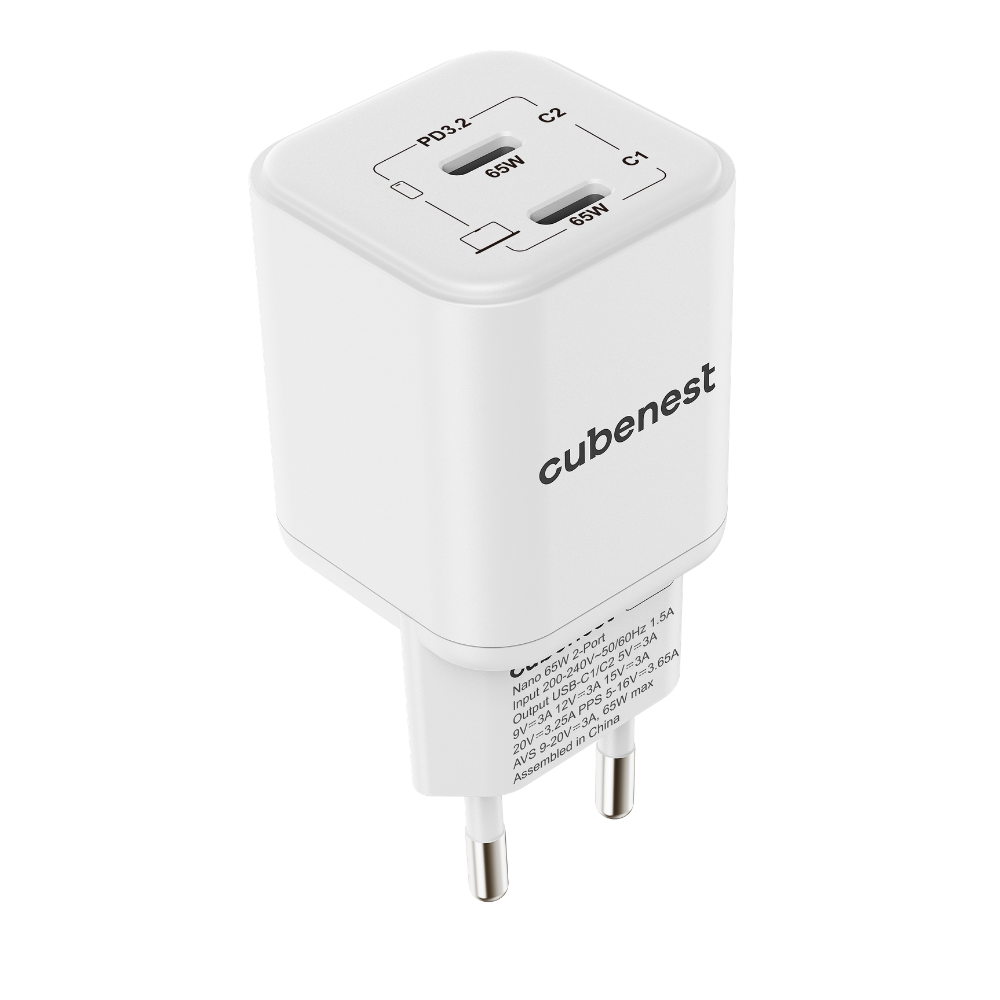 Ein weißer 65W USB-C-Ladegerät mit zwei Anschlüssen und dem Cubenest-Logo.