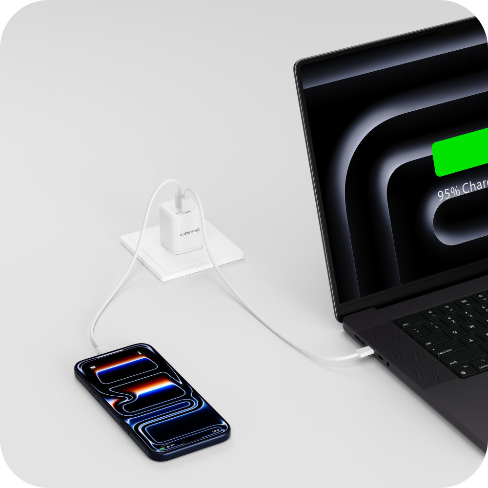Ein weißer Ladeadapter mit zwei weißen Kabeln, die ein Smartphone und einen Laptop laden.