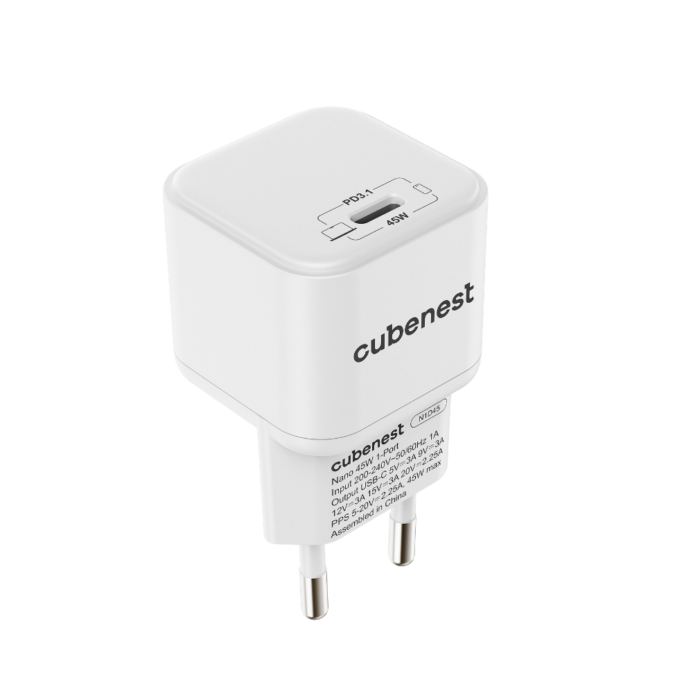 Ein weißer 45W Cubenest USB-C PD 3.1 Netzstecker mit zwei Metallstiften.