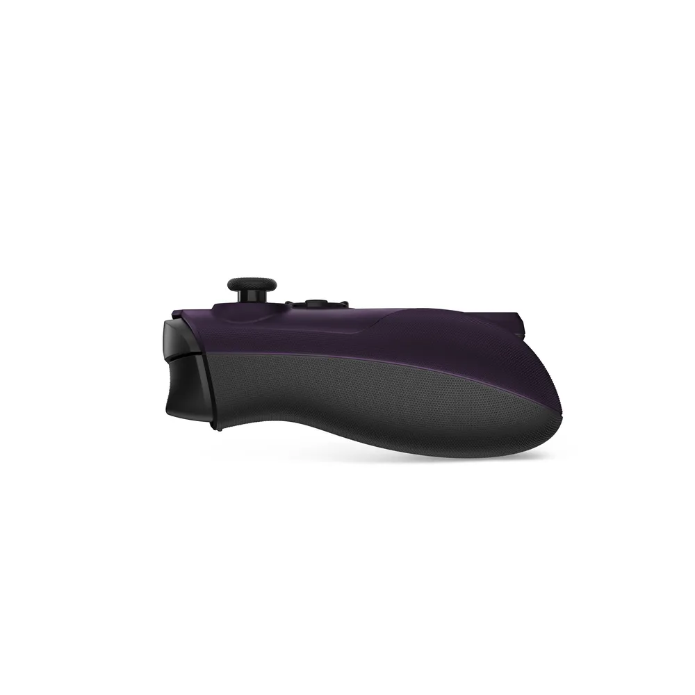 Siyah tutmaçlı ve joystickli mor oyun kumandası, beyaz üzerinde izole.