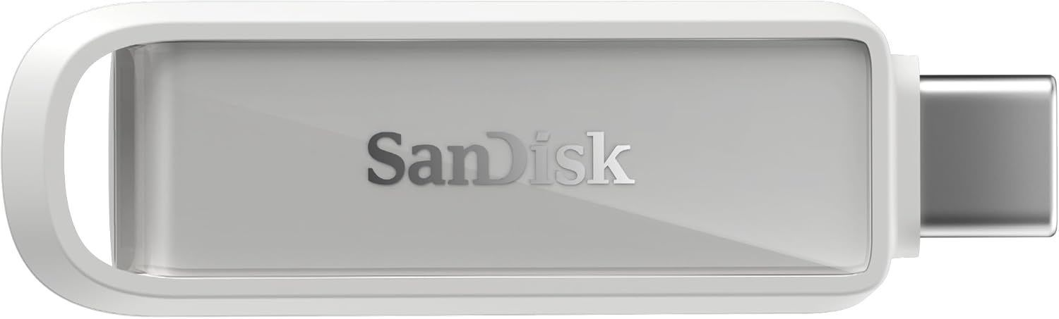 Una chiavetta USB-C SanDisk argentata con un foro per appenderla.