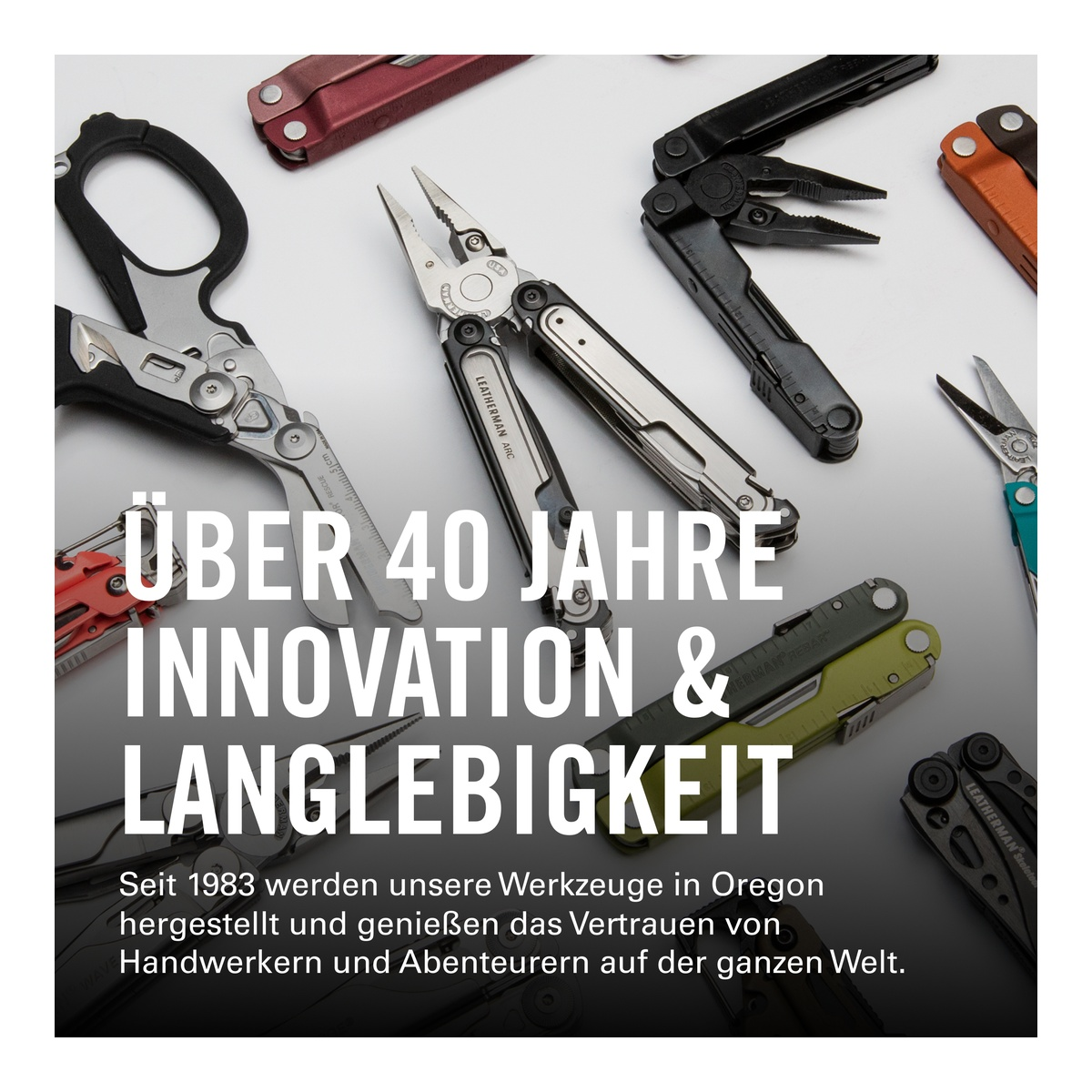 Viele Leatherman Werkzeuge liegen auf einem weißen Hintergrund.