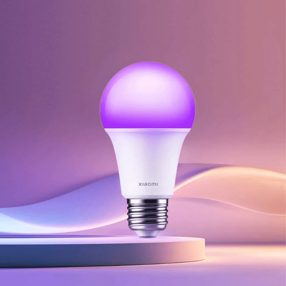 Una bombilla Xiaomi blanca con iluminación púrpura se alza sobre un pedestal.