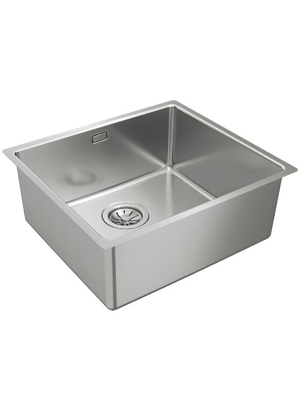 Ortasında tahliye süzgeci bulunan dikdörtgen parlak paslanmaz çelik lavabo.