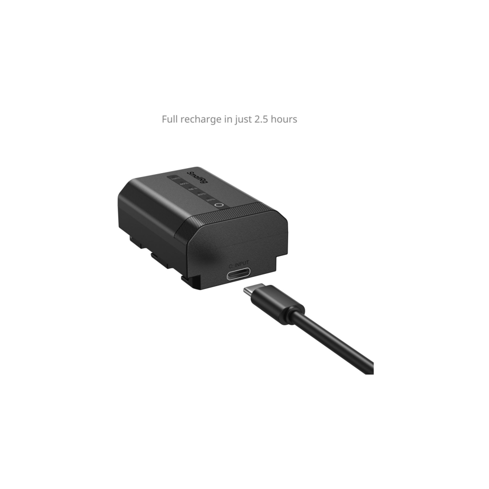 Zwarte batterij met USB-C-kabel om op te laden.