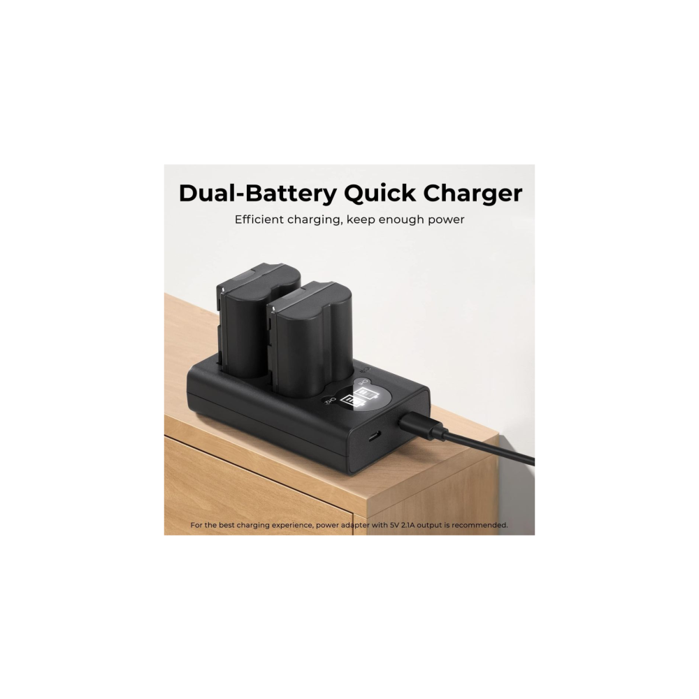 Een zwarte dual batterijlader staat op een houten kast.
