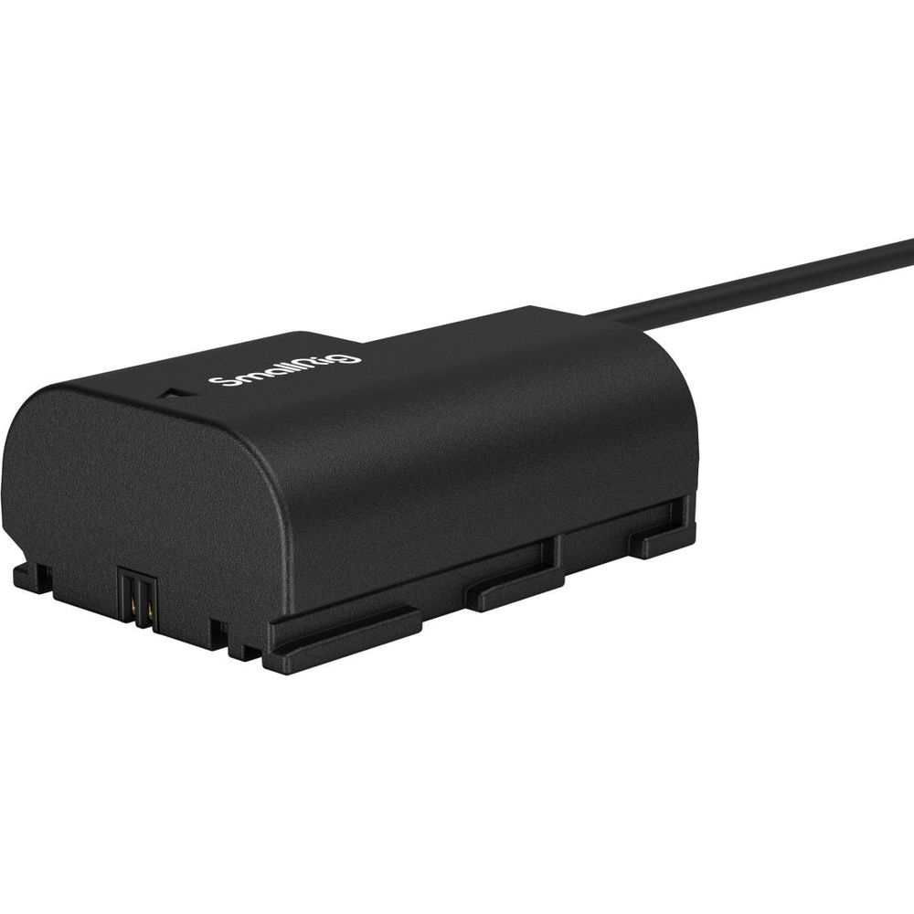 Zwarte batterij met kabel eraan, op witte achtergrond.
