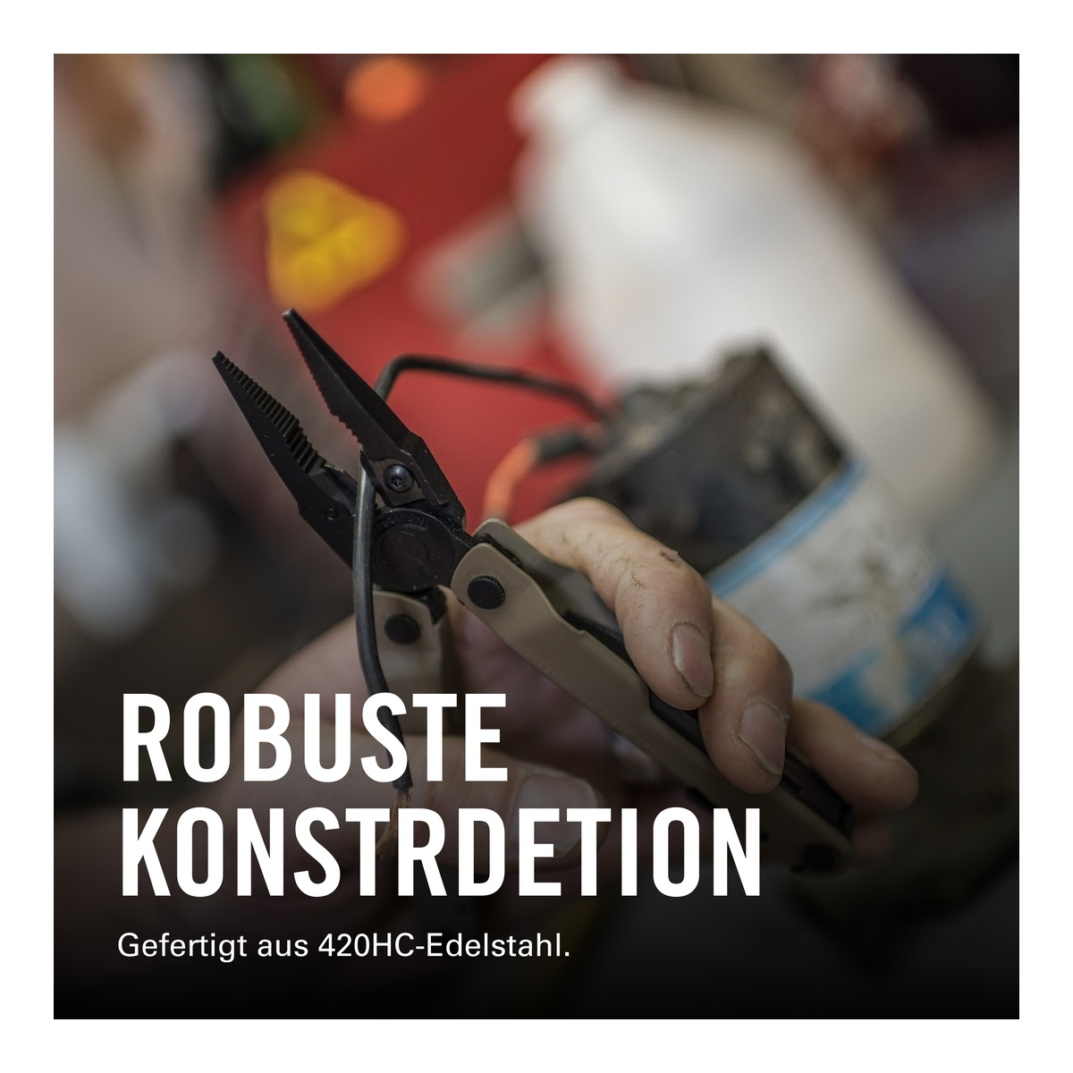 Eine Hand hält eine Zange, die ein Kabel greift. Text: Robuste Konstruktion.