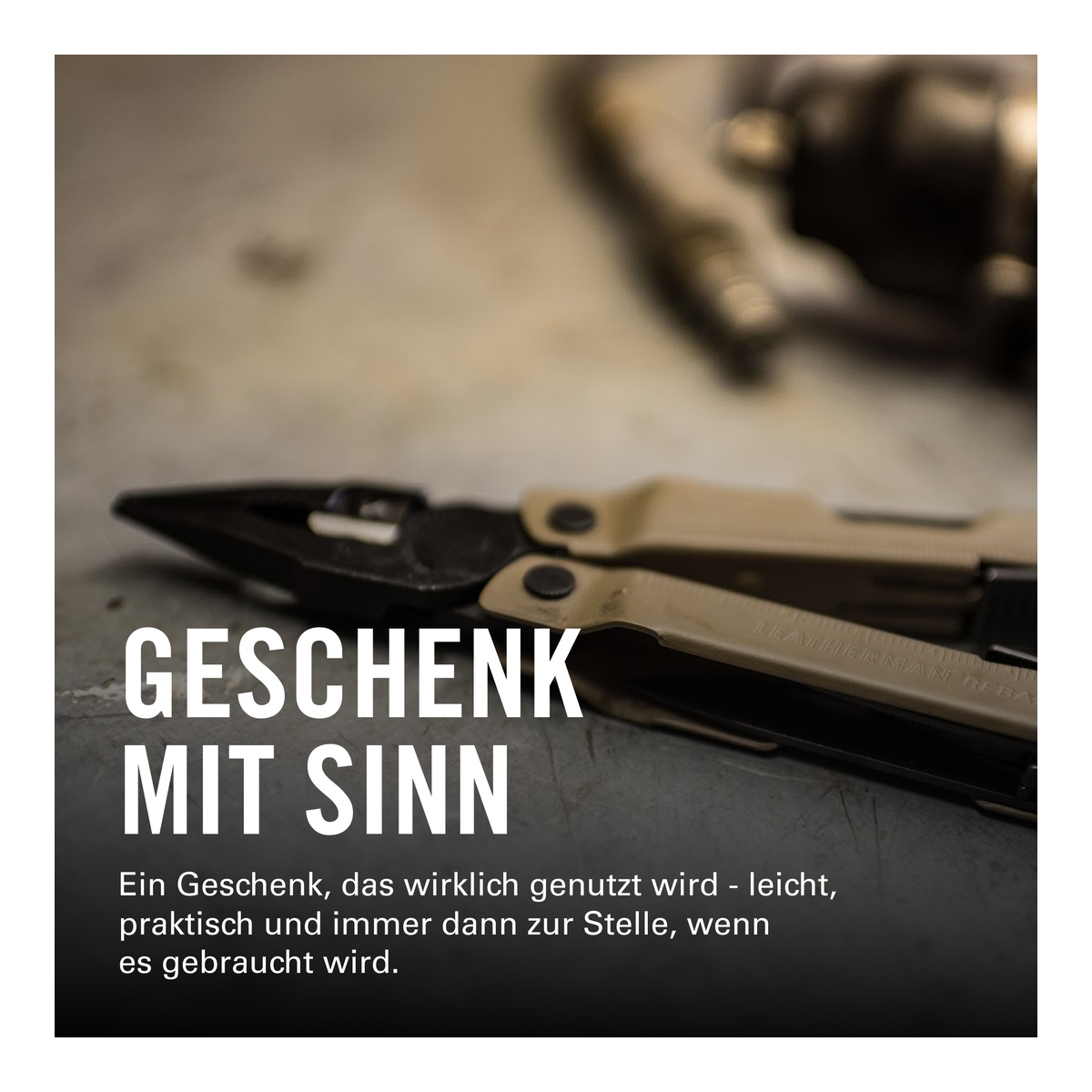 Ein Werkzeug mit dem Text GESCHENK MIT SINN auf einem Metallhintergrund.
