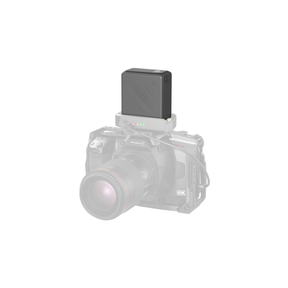 Zwarte batterij op een camera met indicatielampjes.