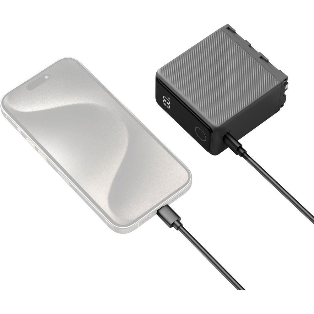 Een grijze oplaadkabel verbindt een smartphone met een powerbank.