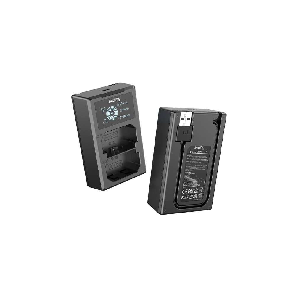 Twee zwarte batterijladers, één met dubbele sleuven, de andere met USB-poort.
