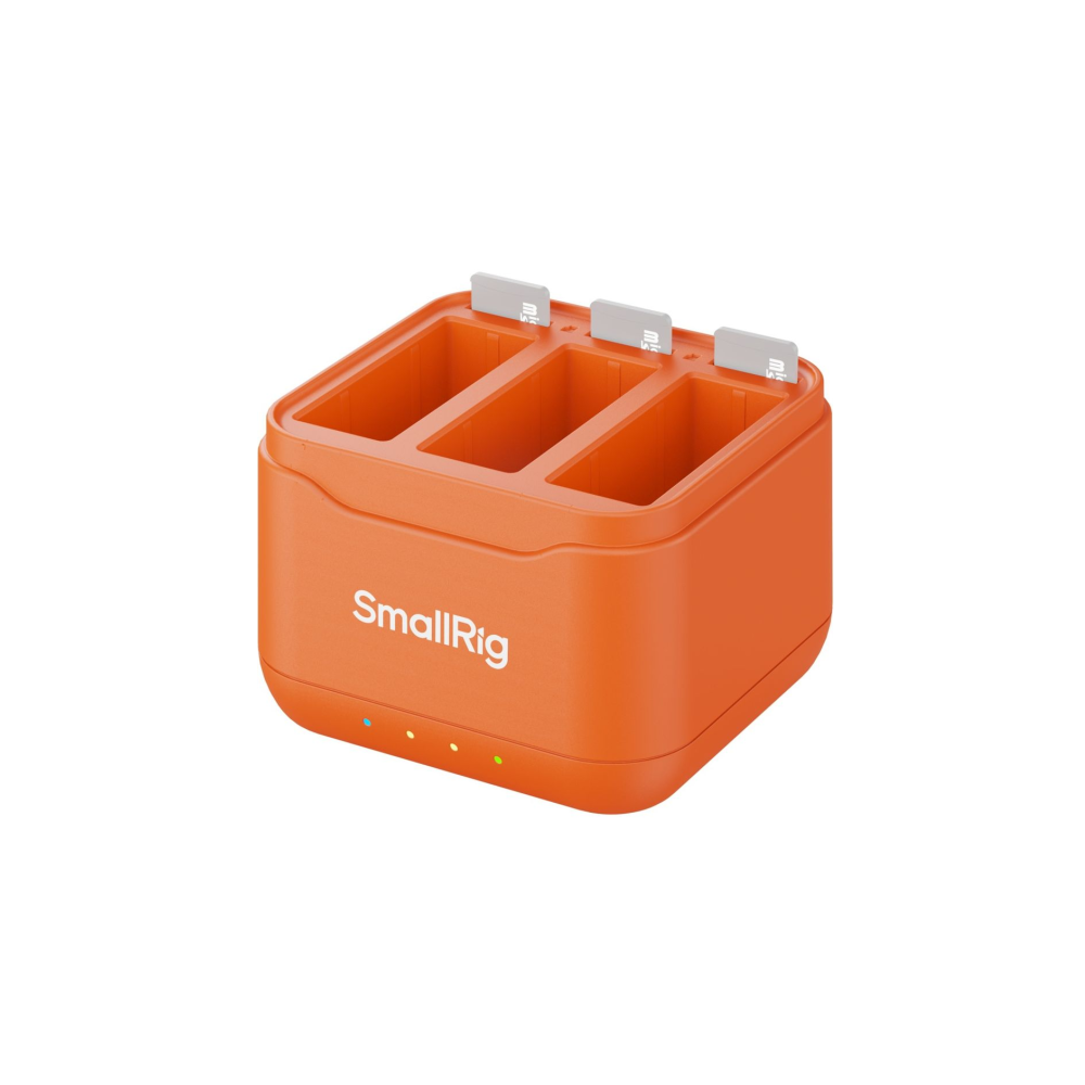 Een oranje SmallRig lader met drie sleuven voor geheugenkaarten.