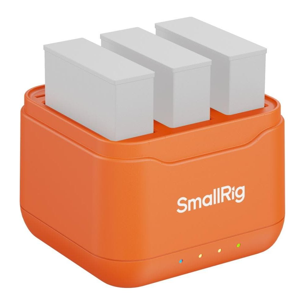 Oranje SmallRig oplader met drie witte batterij-inzetstukken bovenop.