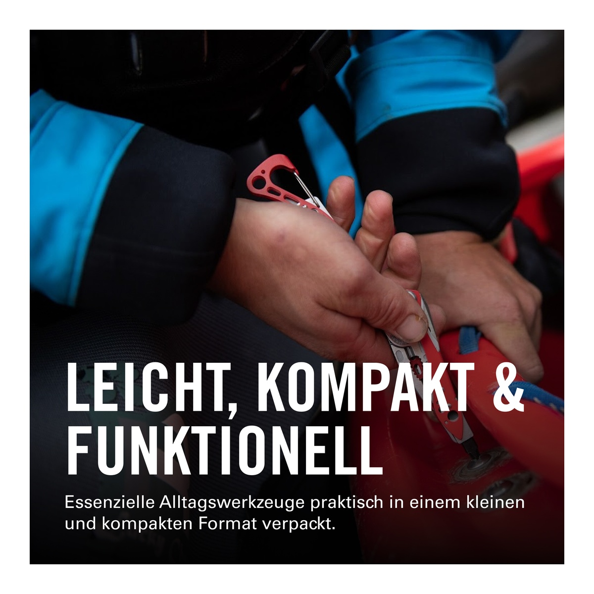 Hände halten ein rotes Multitool und einen Karabiner mit blauem Reißverschluss.