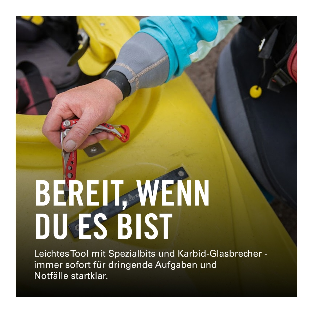 Eine Hand hält ein Multitool über einem gelben Kajak.