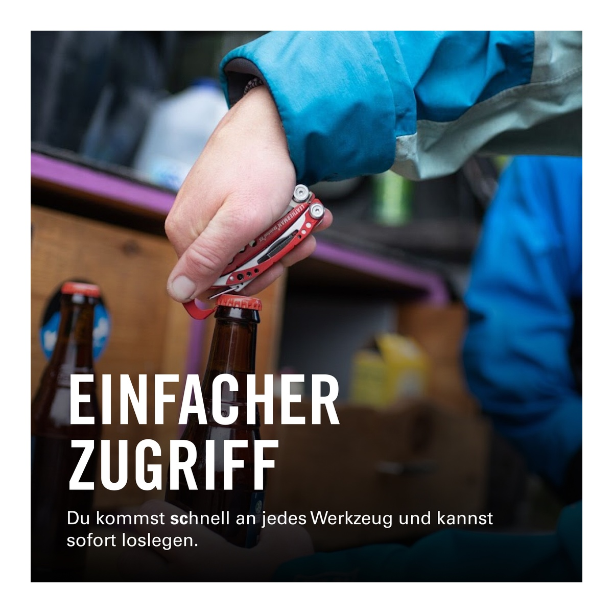 Eine Hand öffnet eine Bierflasche mit einem roten Multitool.