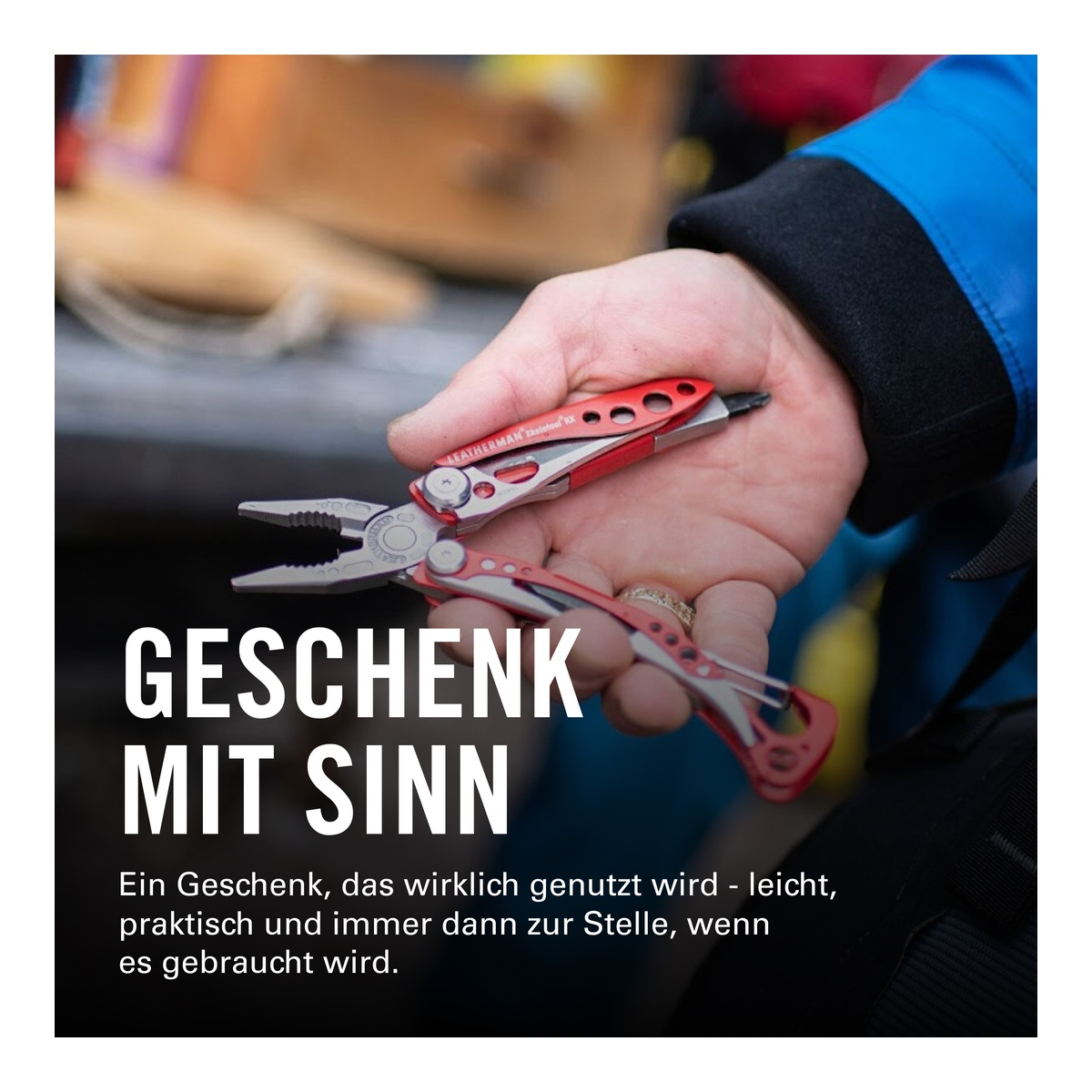Eine Hand hält ein rotes Leatherman Multitool mit Zange und Messer.
