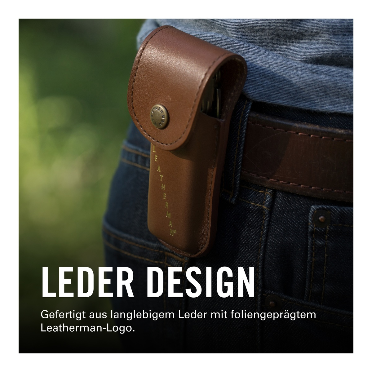 Braune Leder-Tasche mit Leatherman-Logo, befestigt an Jeans.