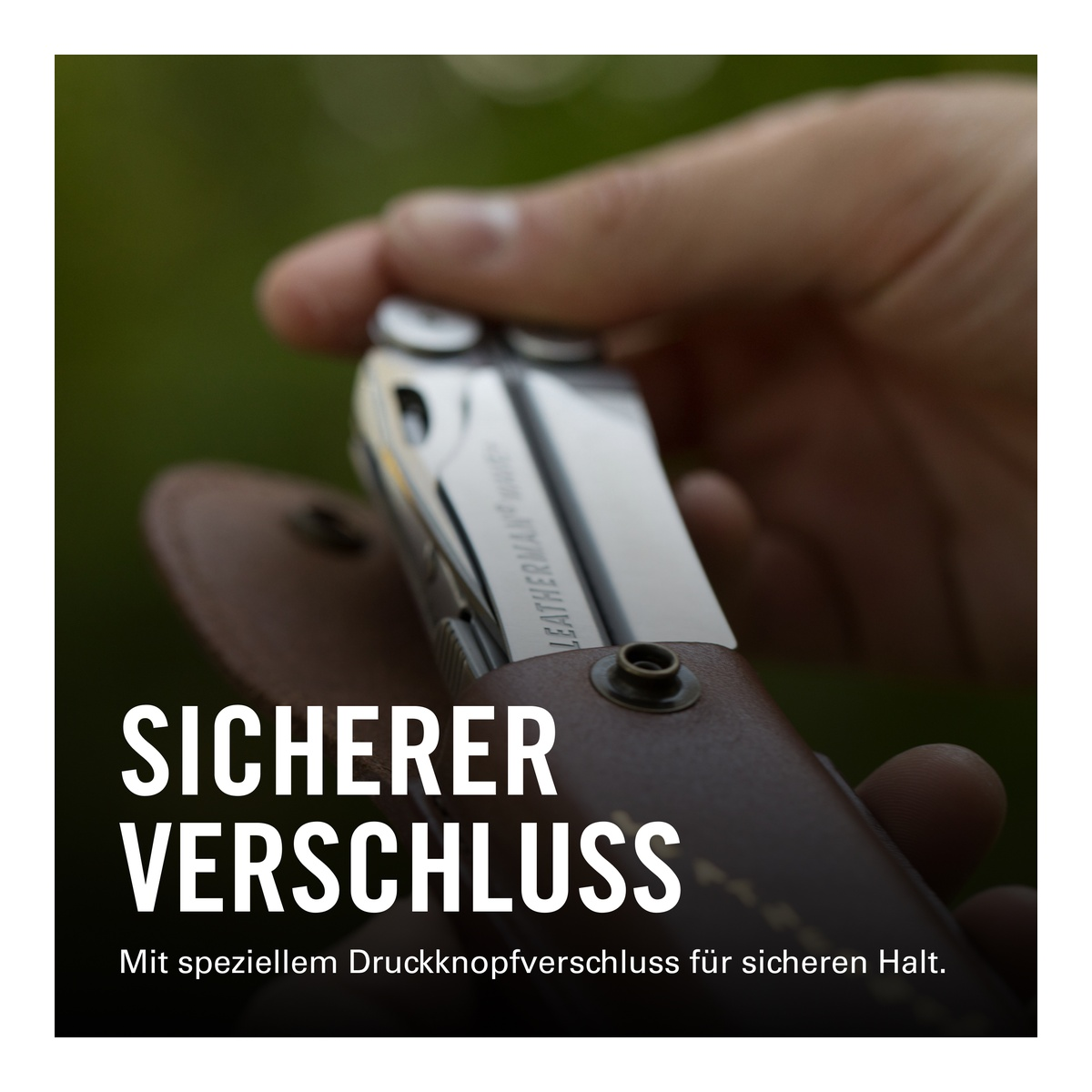 Hand hält Werkzeug mit braunem Lederetui. Text: Sicherer Verschluss.