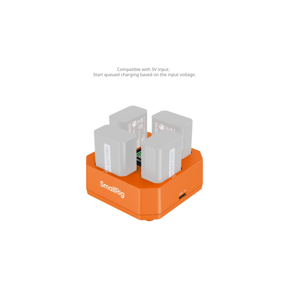 Oranje SmallRig lader met vier ingevoegde grijze batterijen. USB-IN poort zichtbaar.