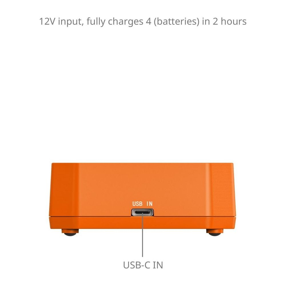 Oranje lader met USB-C ingang. 12V input, laadt 4 batterijen in 2 uur.