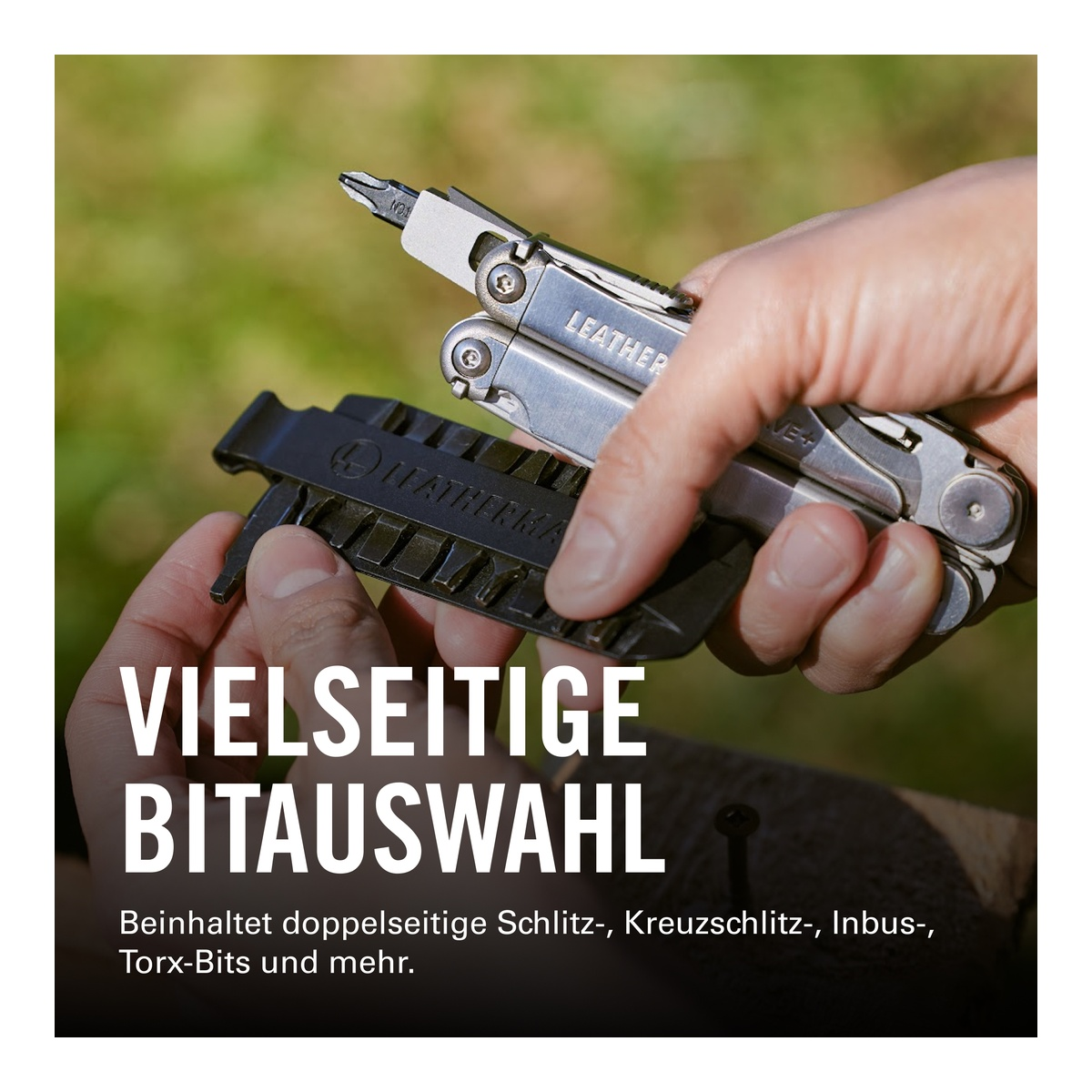 Eine Hand hält ein Multitool mit Bits und ein Bit-Set. Text: VIELSEITIGE BITAUSWAHL