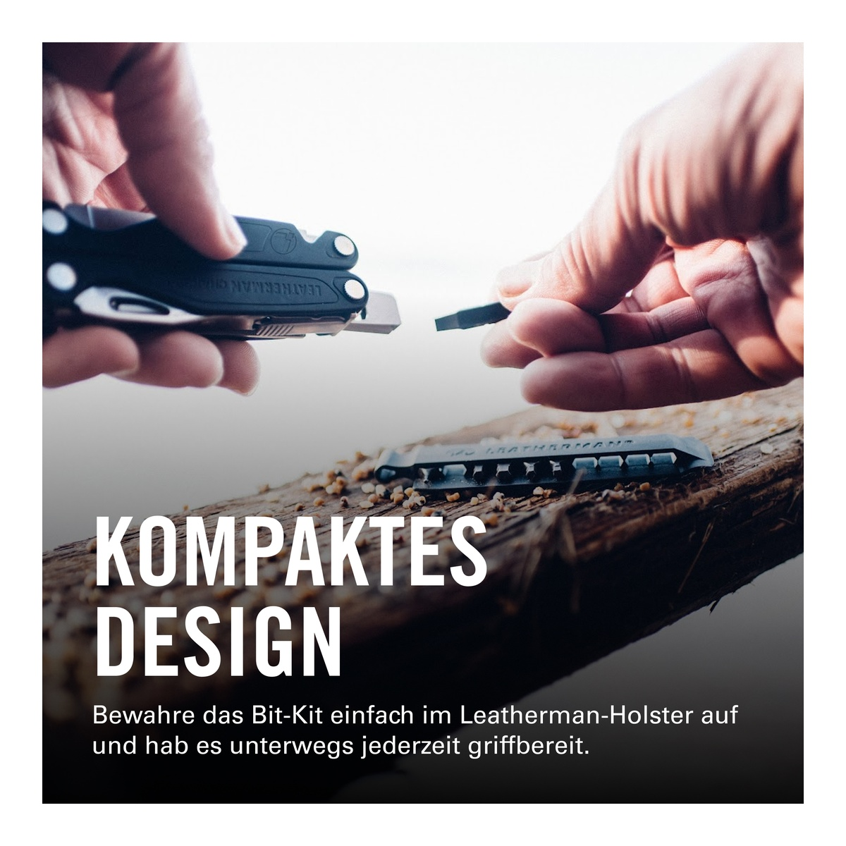 Hände montieren Leatherman Werkzeugbit im kompakten Design auf Holz.