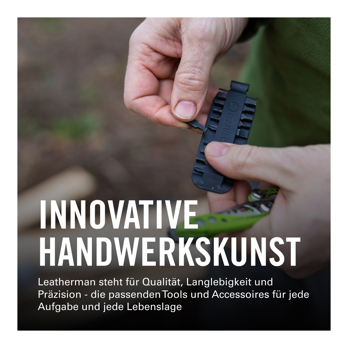Hände tauschen Bit-Einsätze an einem schwarzen Werkzeugträger.