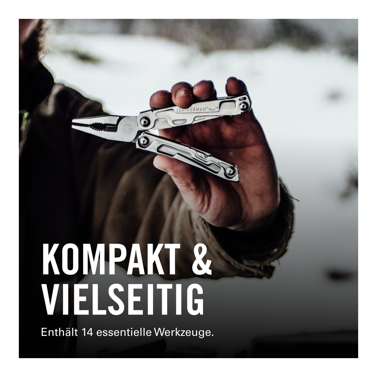 Eine Hand hält ein silbernes Multitool mit Zange. Text: KOMPAKT & VIELSEITIG.
