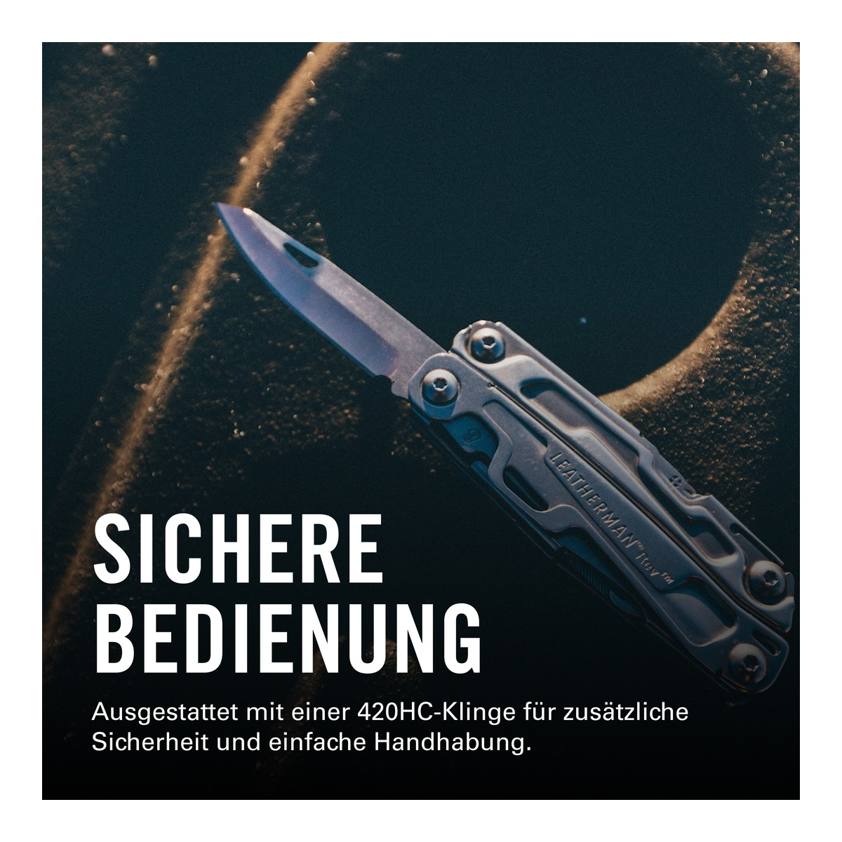 Ein Multitool mit geöffneter Klinge liegt auf dunklem Grund.