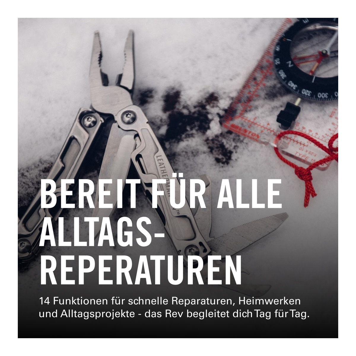 Ein Multitool liegt im Schnee, daneben ein Kompass und ein Lineal.