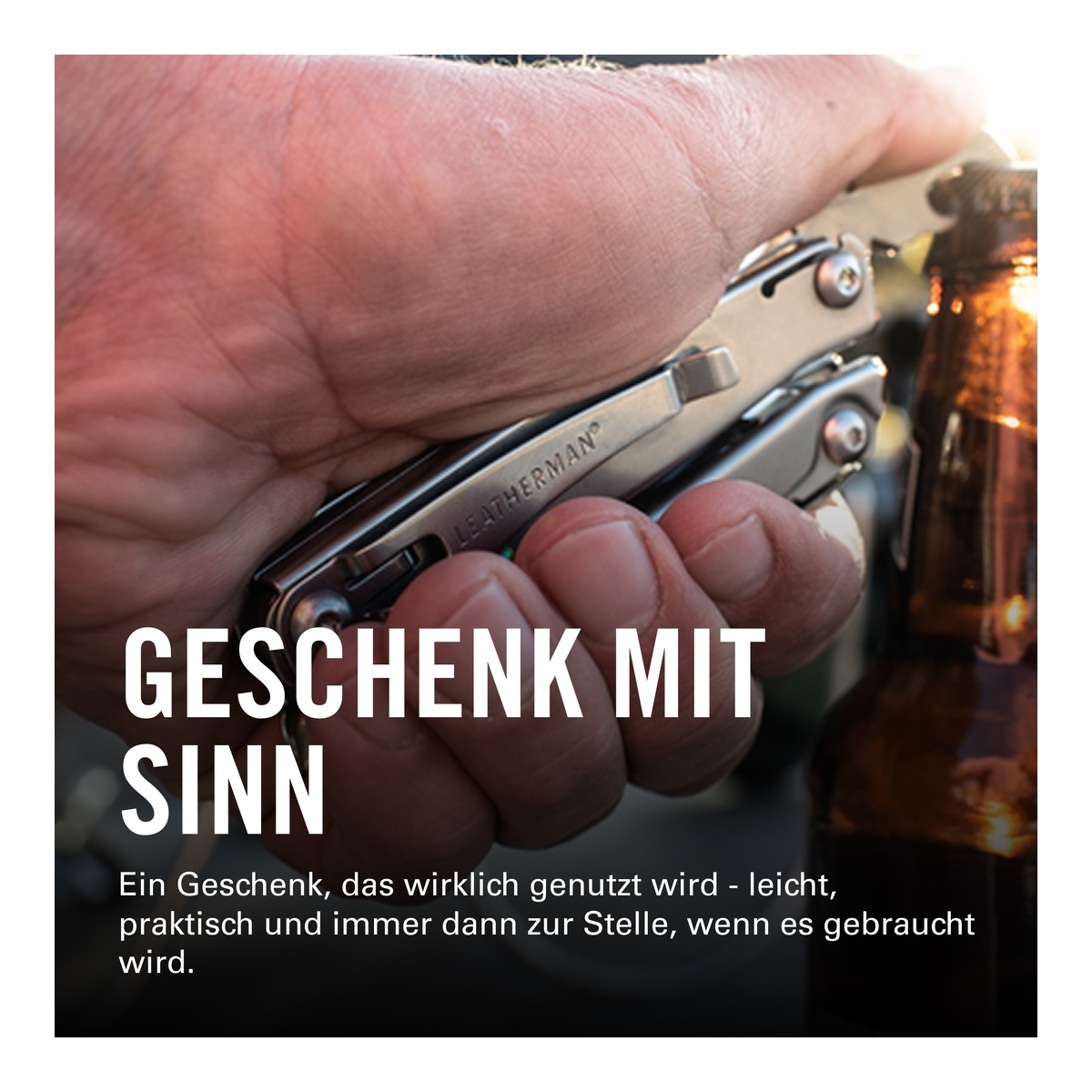 Hand öffnet Flasche mit Leatherman Werkzeug. Text: Geschenk mit Sinn.