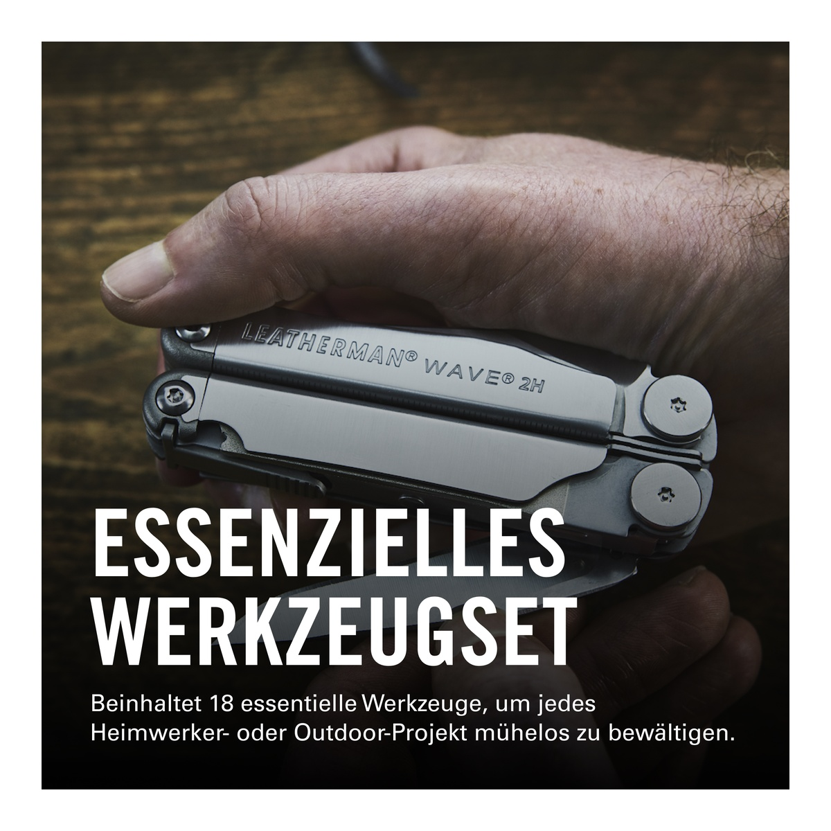 Eine Hand hält ein Leatherman Wave Werkzeug. Text: Essentielles Werkzeugset.