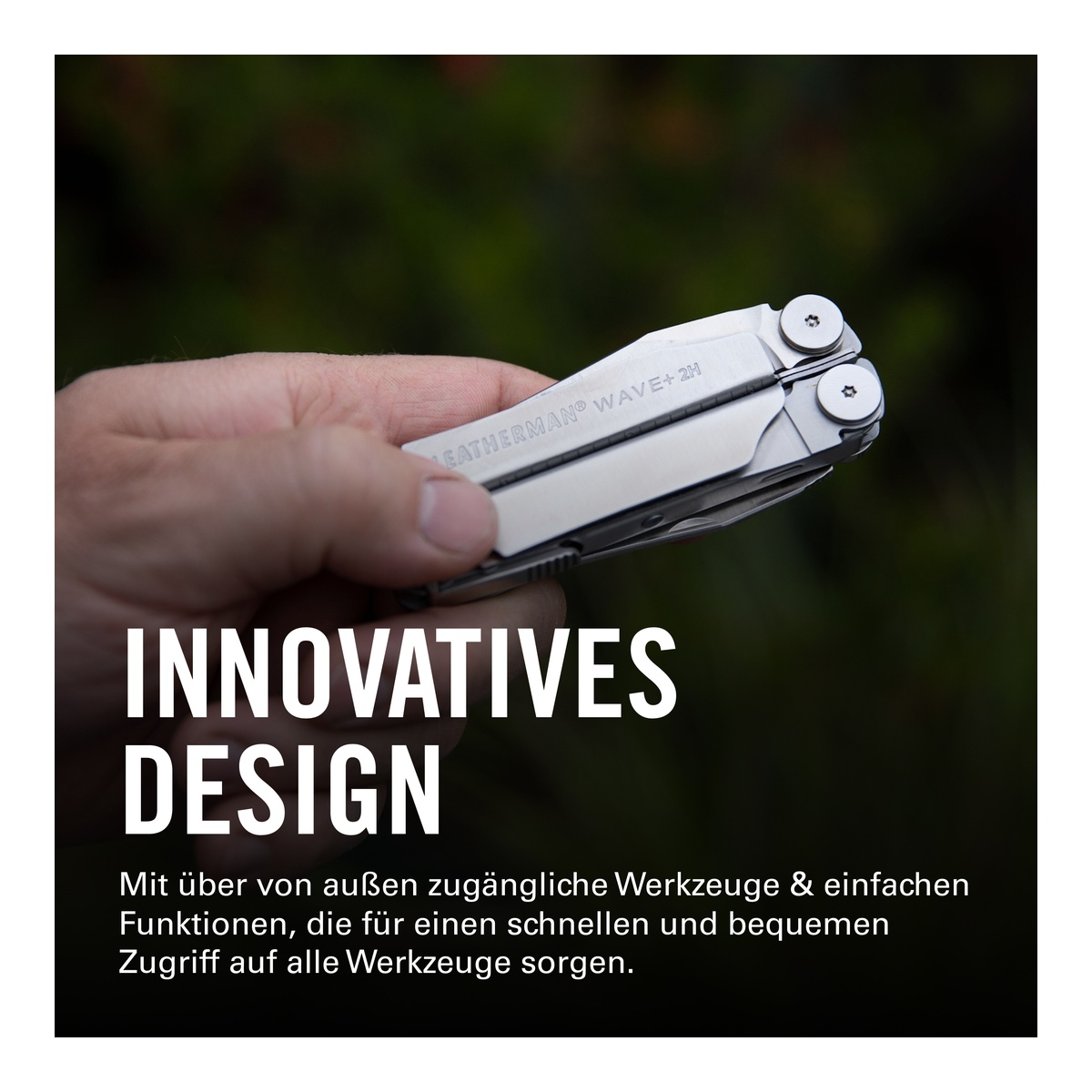 Eine Hand hält ein silbernes Multitool mit der Aufschrift 'Leatherman Wave+2H'.