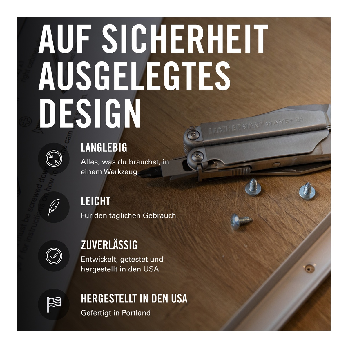 Multitool Leatherman Wave auf Holztisch mit Schrauben. Text über Design.