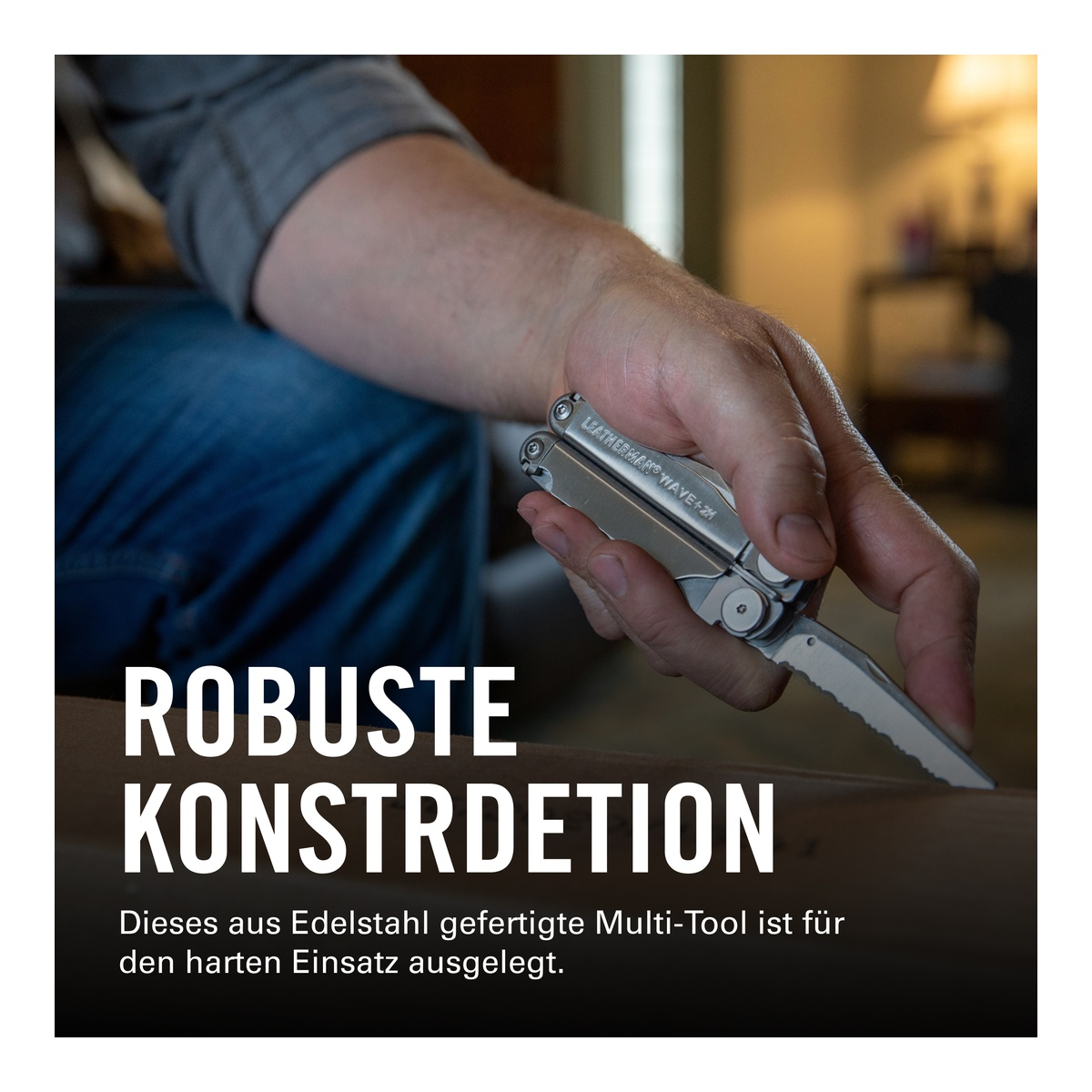 Eine Hand hält ein silbernes Multitool mit ausgefahrenem Sägezahn-Messer.