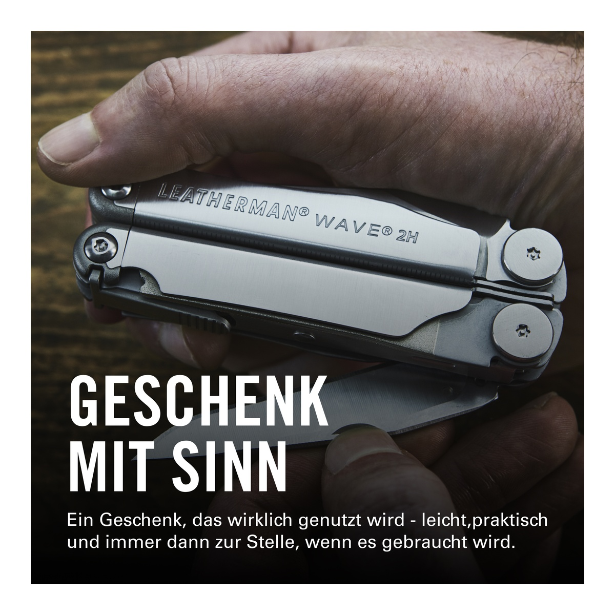 Eine Hand hält ein Leatherman Wave Multitool mit einer ausgefahrenen Klinge.