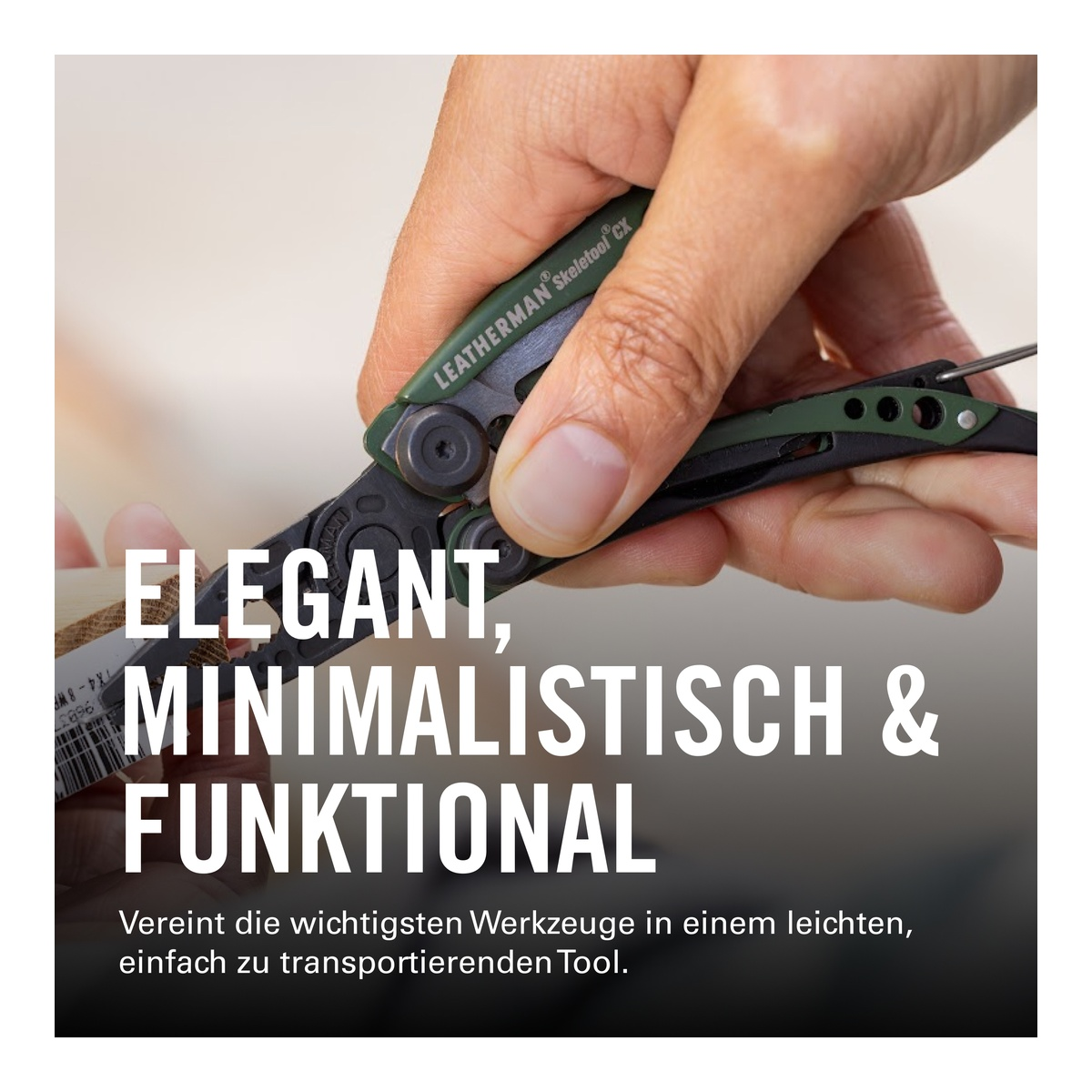 Eine Hand hält ein Leatherman Skeletool CX Multitool mit grünen Griffen.