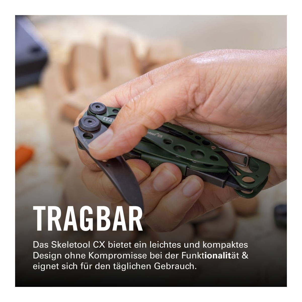 Eine Hand hält ein grünes Leatherman Skeletool CX Multitool und zeigt seine Klinge.