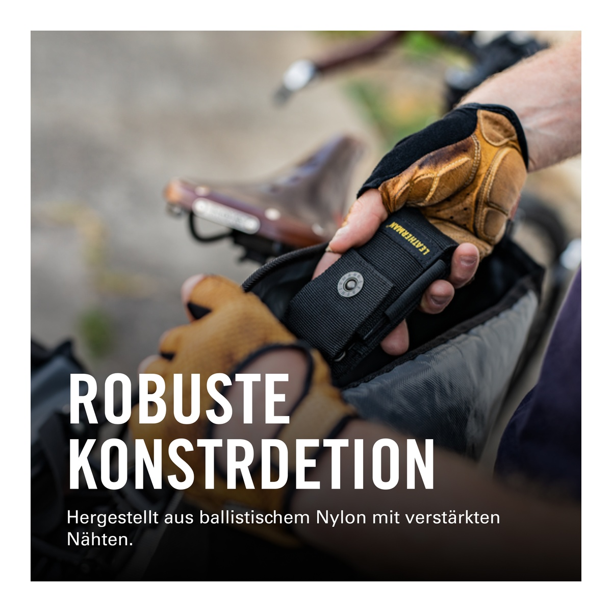 Eldivenli kişi Leatherman alet çantasına bisiklet çantasına koyuyor. Metin: Sağlam.