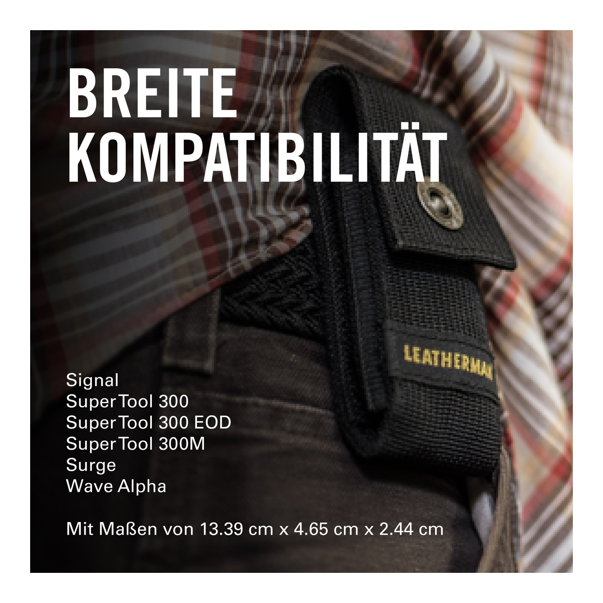 Kareli gömlek üzerinde alet listesi ve boyutları olan Leatherman kılıfı.