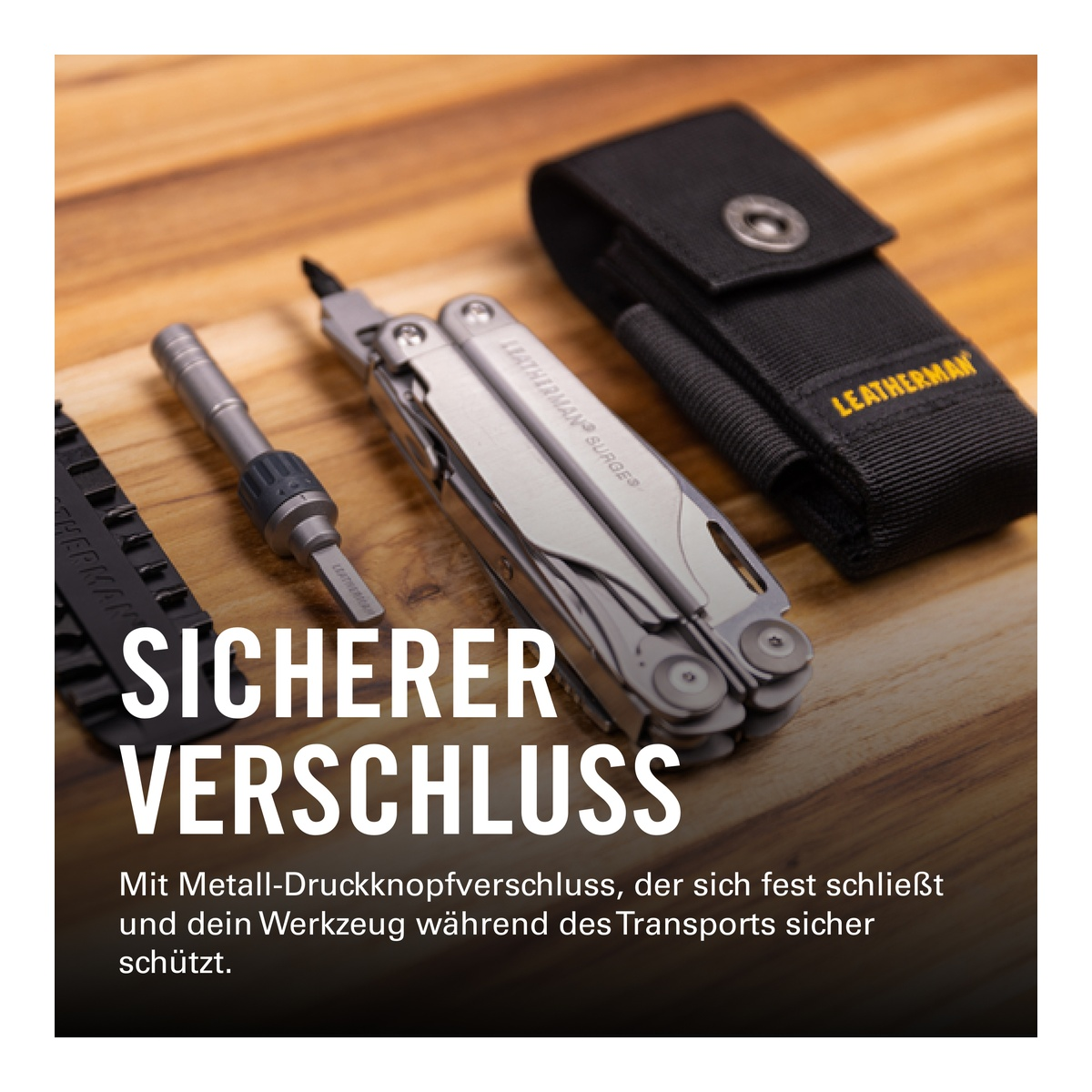 Ahşap yüzeyde Leatherman çok amaçlı alet ve kılıf.