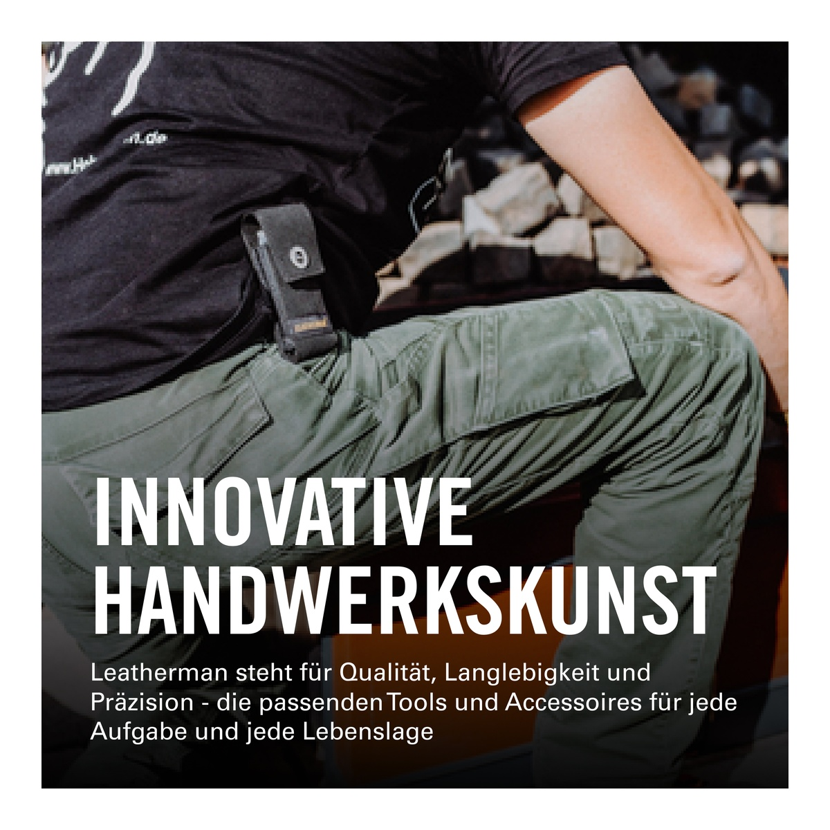 Yeşil pantolonlu ve siyah tişörtlü adam, alet çantasıyla. Metin: INNOVATIVE HANDWERKSKUNST