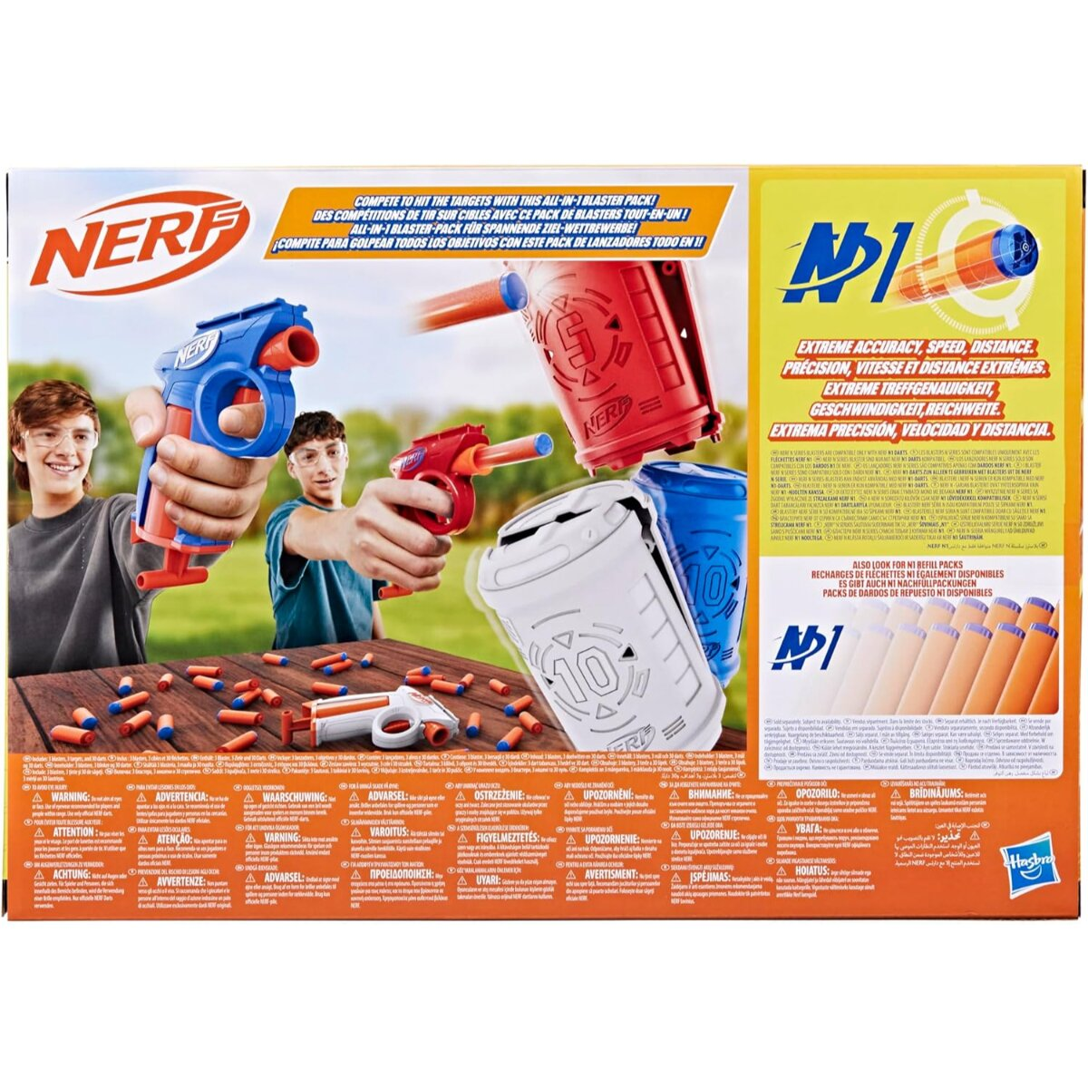 Dos chicos apuntan con blásteres Nerf a objetivos. Dardos esparcidos en mesa.
